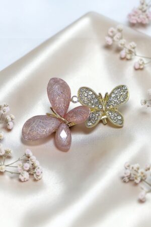 Bergenie Saç Aksesuarı – Kristal Taşlı ve Pembe Kanatlı Çift Kelebekli Saç Tokası
