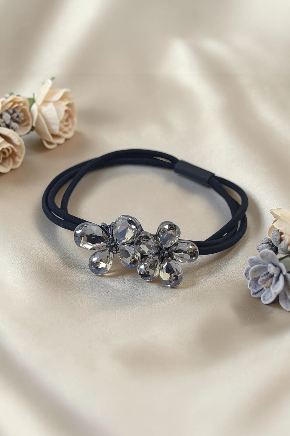Camelia Saç Tokası – Füme Kristal Taşlı Çiçek Tasarımlı Şık Kadın Aksesuarı