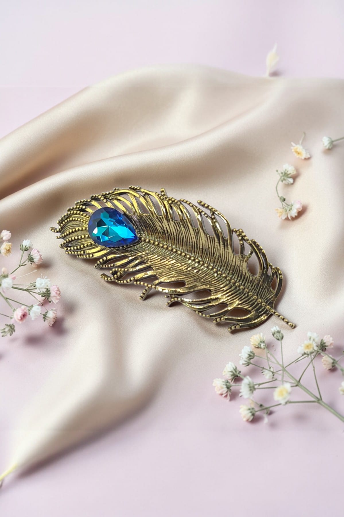 Magnolia Saç Aksesuarı – Büyük Kristal Taşlı, Altın Renk Tüy Saç Tokası