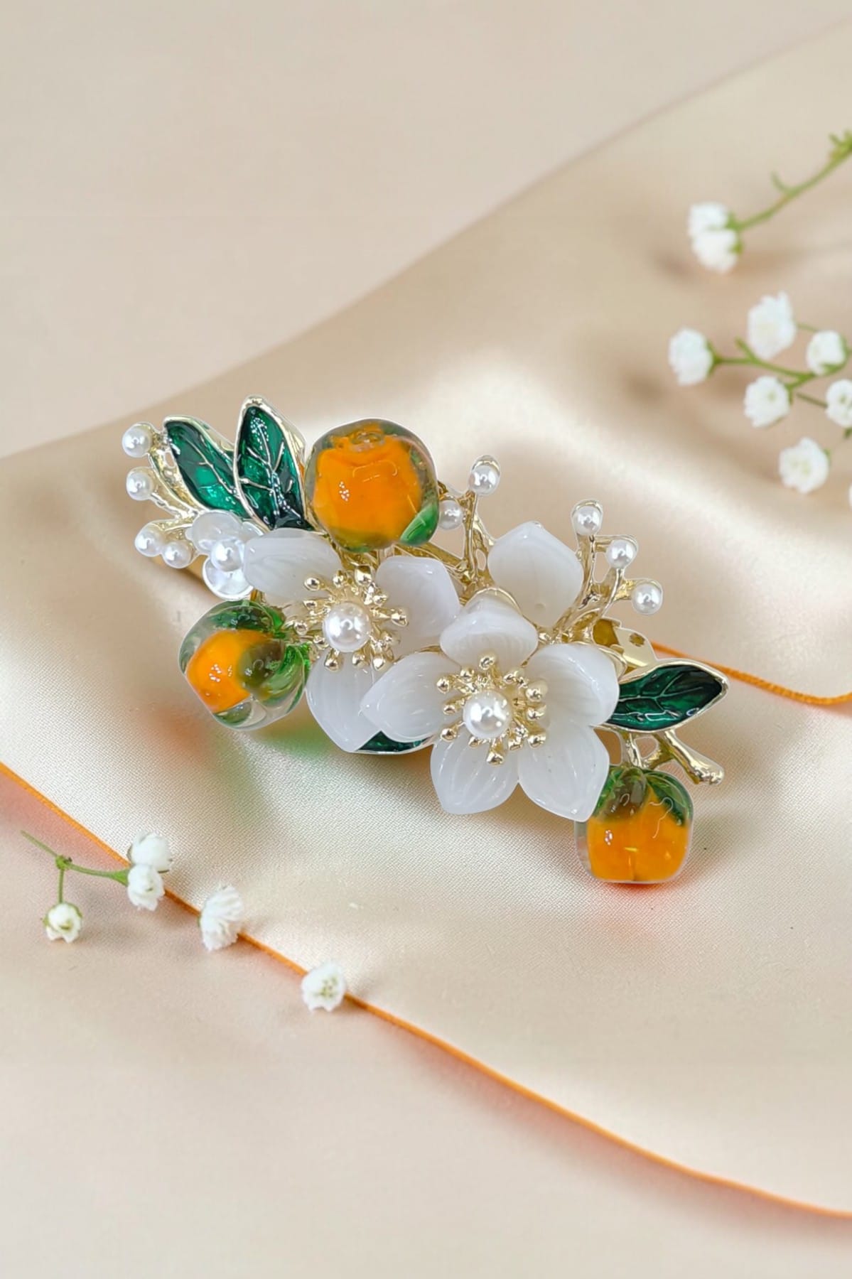 Geranium Saç Aksesuarı – Turuncu ve Beyaz Çiçek Detaylı İnci Süslemeli Saç Tokası